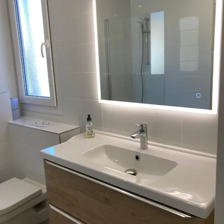 Access, Private In Shared 3-bedroom Apartment, Private Bathroom, Living With Sea View Parentale Salle De Bain Privee Acces Plages & Vue Du Salon Dans Partage *