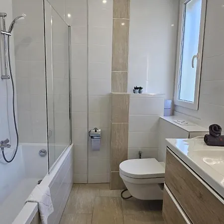 Kwatera prywatna Access, Private In Shared 3-bedroom Apartment, Private Bathroom, Living With Sea View Parentale Salle De Bain Privee Acces Plages & Vue Du Salon Dans Partage