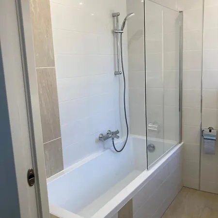 Privatunterkunft Access, Private In Shared 3-bedroom Apartment, Private Bathroom, Living With Sea View Parentale Salle De Bain Privee Acces Plages & Vue Du Salon Dans Partage Cannes