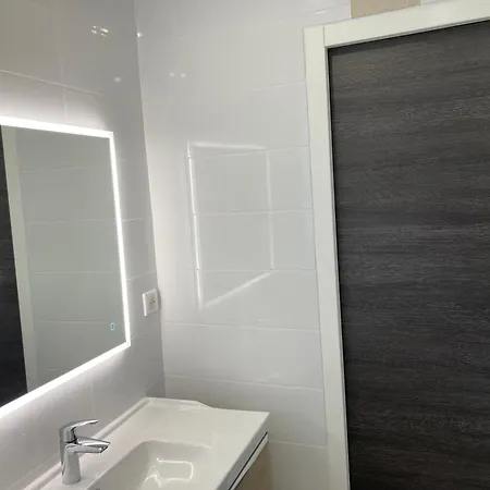 Access, Private In Shared 3-bedroom Apartment, Private Bathroom, Living With Sea View Parentale Salle De Bain Privee Acces Plages & Vue Du Salon Dans Partage Privatunterkunft *