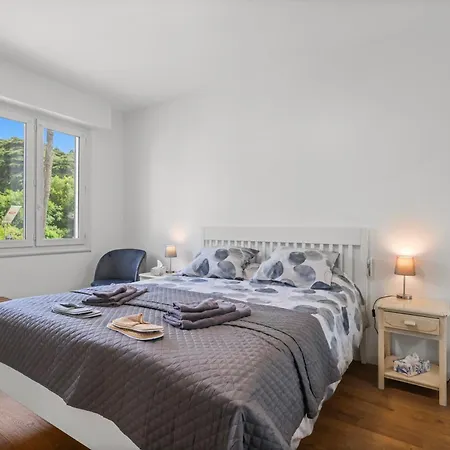 Beachfront & Sea View - Private - En-suite Bath - Rated 戛纳