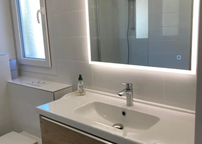 Access, Private In Shared 3-bedroom Apartment, Private Bathroom, Living With Sea View Parentale Salle De Bain Privee Acces Plages & Vue Du Salon Dans Partage *