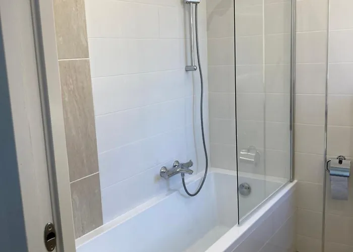 Privatunterkunft Access, Private In Shared 3-bedroom Apartment, Private Bathroom, Living With Sea View Parentale Salle De Bain Privee Acces Plages & Vue Du Salon Dans Partage Cannes
